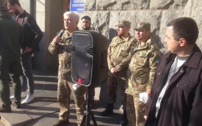 Ветераны АТО пикетируют Харьковский горсовет. Фото: KHARKIV Today