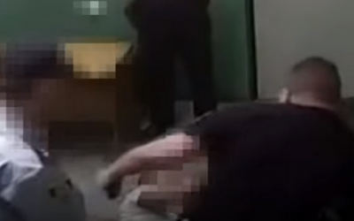 Полицейские избивали мужчину стулом.