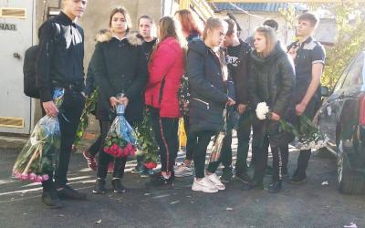 Однокурсники пришли попрощаться с Алисой. Фото: соцсети.