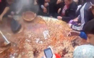 В Таджикистане участники фестиваля плова подрались из-за еды. Фото: Радио Озоди