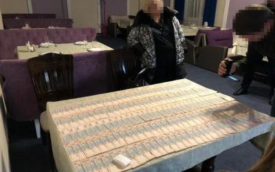 Харьковского инспектора налоговой службы задержали на крупной взятке