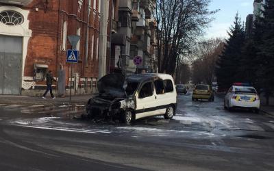 В центре Харькова загорелись два автомобиля