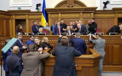 Две фракции - РПЛ и "Батькивщина" - блокируют трибуну Парламента. Фото: ВР.