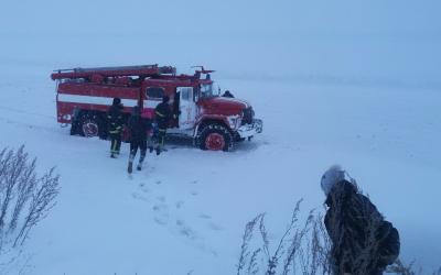 В Харьковской области в снегу застряла легковушка с тремя детьми. Фото: ГСЧС в Харьковской области