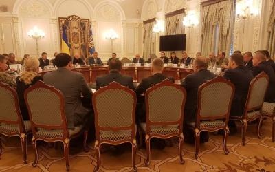 Порошенко объявил о прекращении военного положения. Фото: НВ