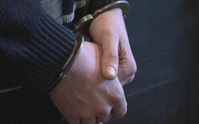 Мама мальчика вызвала полицейских, которые освободили ребенка.