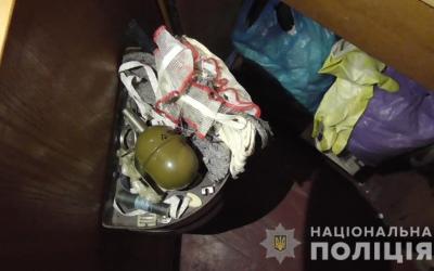 Оружие и наркотики изъяли вовремя обыска в квартире злоумышленника.
