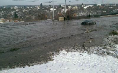 На Алексеевке прорвало водопровод. Фото: соцсети