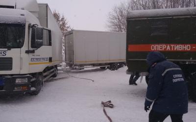 В Харьковской области спасатели вытащили грузовик из снежных заносов. Фото: ГСЧС в Харьковской области