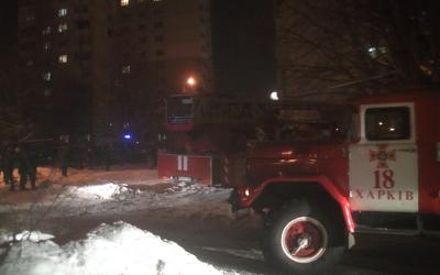 В Московском районе из горящей многоэтажки спасли мать с двухлетним ребенком. Фото: ГСЧС в Харьковской области
