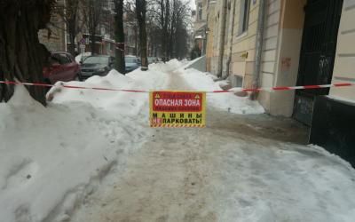 Лед в городе: харьковчане массово жалуются на скользкие тротуары и наледи (Фото)