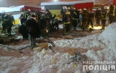 В Харькове обрушилась крыша павильона пострадали несколько человек. Фото: ГУНПУ