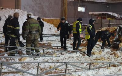 В сети появились фото с места обрушения торгового павильона в Харькове. Фото: Павел Велитский