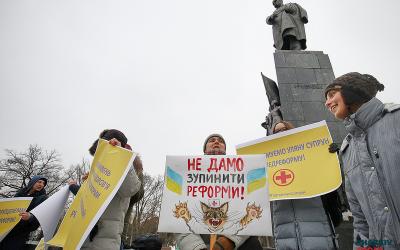 Возле памятника Шевченко собралось около десятка людей. Фото: KHARKIV Today / Сергей Козлов