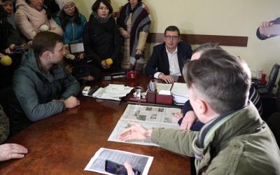 Евгений Водовозов говорит, что выполняется решение исполкома. Фото: Сергей Козлов/KHARKIV Today