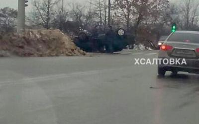 В Харькове автомобиль перевернулся и врезался в сугроб. Фото: ХС
