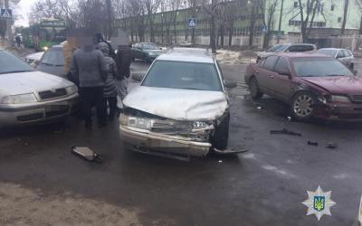 В районе ХТЗ столкнулись три легковых автомобиля. Фото: Патрульная полиция Харькова.
