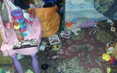Голодали и жили в антисанитарии мать троих детей могут лишить родительских прав. Фото: ГУНПУ