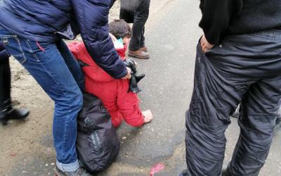 Мужчина выпал из маршрутки во время движения пострадавшего доставили в больницу — очевидцы. Фото: соцсети