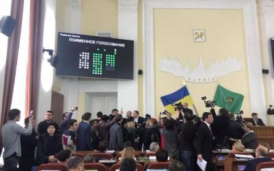 В сессионном зале Харьковского городского совета беспорядок. Фото Елена Ворона/Facebook