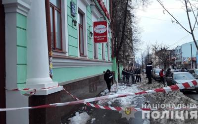 В центре города на двух харьковчан обрушилась ледяная глыба. Фото: ГУ НП в Харьковской области