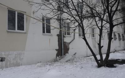 Глыба льда упала на газопровод, изрядно погнув его. Фото: Наталья Божко.