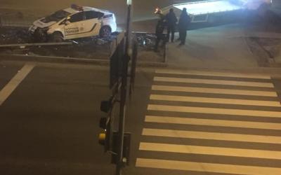 В Харькове машина патрульного полицейского въехала в столб. Фото: соцсети