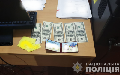 CHinovnica obeshchala pravonarushitelyu za ehto voznagrazhdenie zakryt' ispolnitel'noe proizvodstvo v otnoshenii ego.