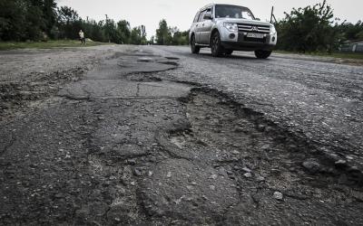 Ремонт дорог за 4 миллиона гривен в Барвенково "растаял" со снегом: прокуратура подозревает растрату. Фото: KharkivToday