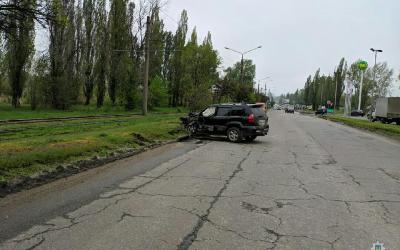 Медики доставили в больницу пассажирку автомобиля "Lexus". Фото: Патрульная полиция в Харьковской области