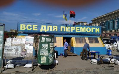 В горсовете волонтерскую палатку на площади Свободы назвали "незаконным объектом". Фото: KHARKIV Today