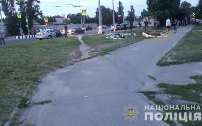 автомобиль врезался в палатку. Фото: ГУНП в Харьковской области
