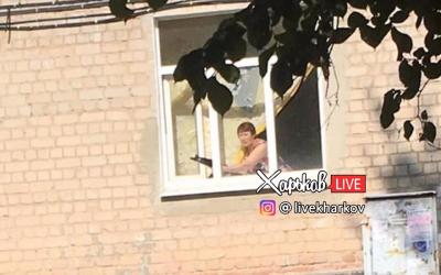 бабушка с автоматом. Фото: Харьков Live