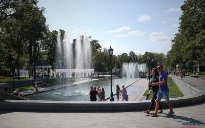 Погода сад Шевченко фонтан улица прохожие. Фото: Сергей Козлов / KHARKIV Today