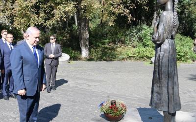 Премьер-министр Биньямин Нетанияху возложил венок к памятнику жертвам голодомора в Киеве