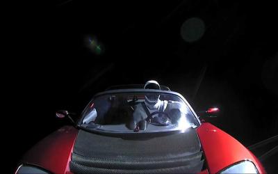 электрокар Tesla Roadster в космосе. Фото: Wade Malone