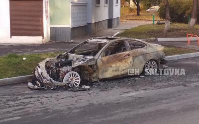 Ночью возле многоэтажки в Харькове сгорел Mercedes-Benz.