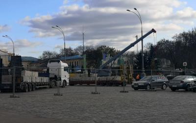 31 октября на площади Свободы начали строить каток. Фото: Сергей Козлов / KHARKIV Today