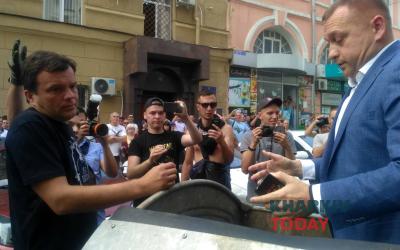 Нацкорпус снимал на видео, как Андрей Руденко выбирался из мусорки. Фото KHARKIV Today.