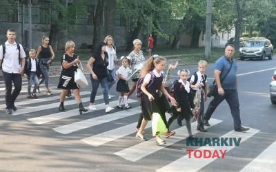 1 сентября школа школьники. Фото: Сергей Козлов / KHARKIV Today
